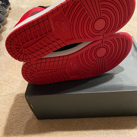 SOLD - NEW Nike Air Jordan 1 Mid Banned - Size 10 US - Picture 5 of 9